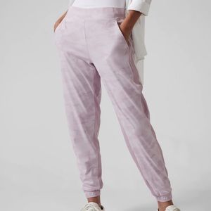 Athleta Brooklyn Lined Joggers In Camo Lux Shasta Purple 985549 Size 4P